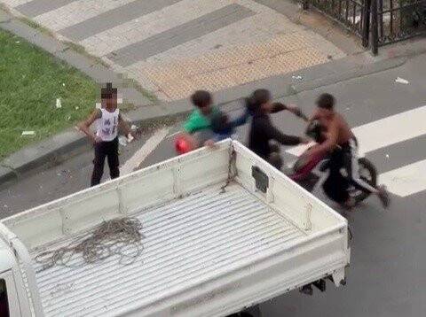 Çocuklardan beklenmedik davranış: Kaza yapmalarına rağmen bırakmadılar