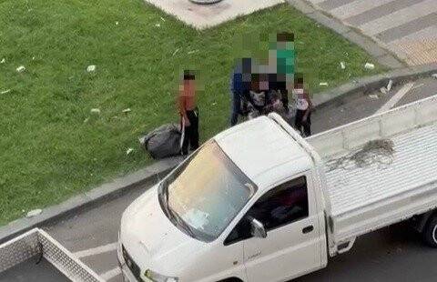 Çocuklardan beklenmedik davranış: Kaza yapmalarına rağmen bırakmadılar