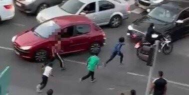 Çocuklardan beklenmedik davranış: Kaza yapmalarına rağmen bırakmadılar