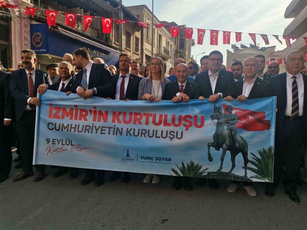 İzmir 9 Eylül'ü kutluyor: Zafer Yürüyüşü başladı