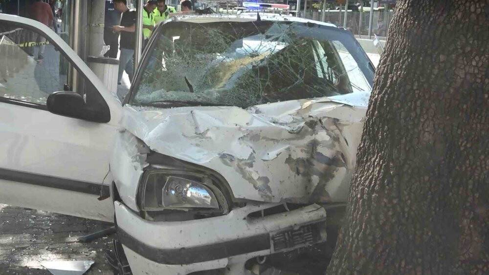 Feci kazada otomobil otobüs durağına daldı: Durakta bekleyenler yaralandı