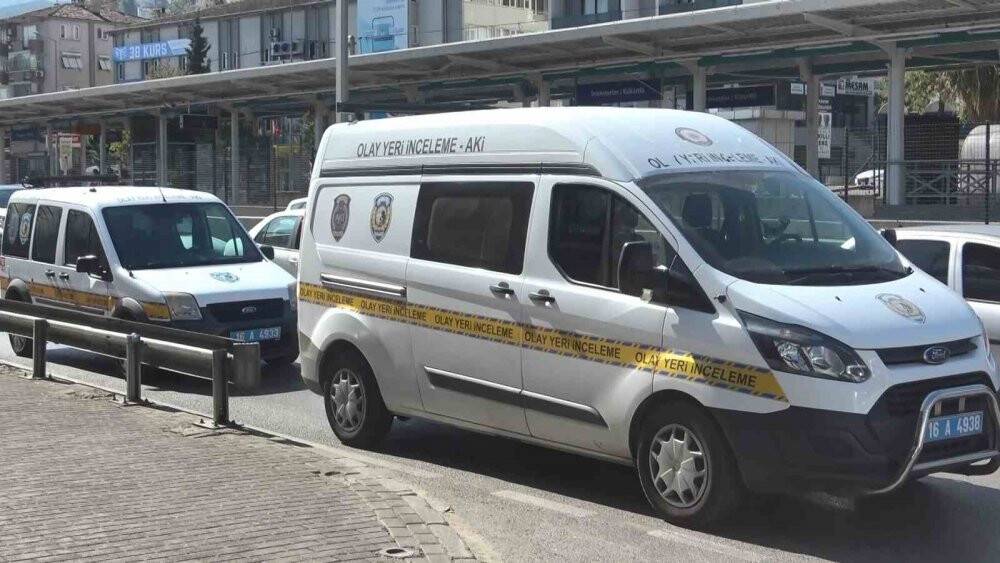 Feci kazada otomobil otobüs durağına daldı: Durakta bekleyenler yaralandı