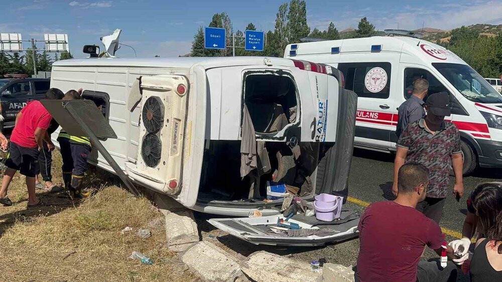 İçerisinde turistler vardı, otobüse çarptı: Onlarca yaralı var!
