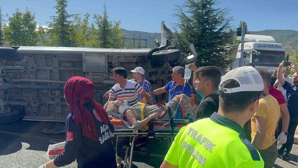 İçerisinde turistler vardı, otobüse çarptı: Onlarca yaralı var!