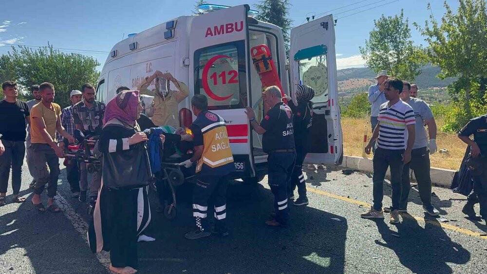İçerisinde turistler vardı, otobüse çarptı: Onlarca yaralı var!