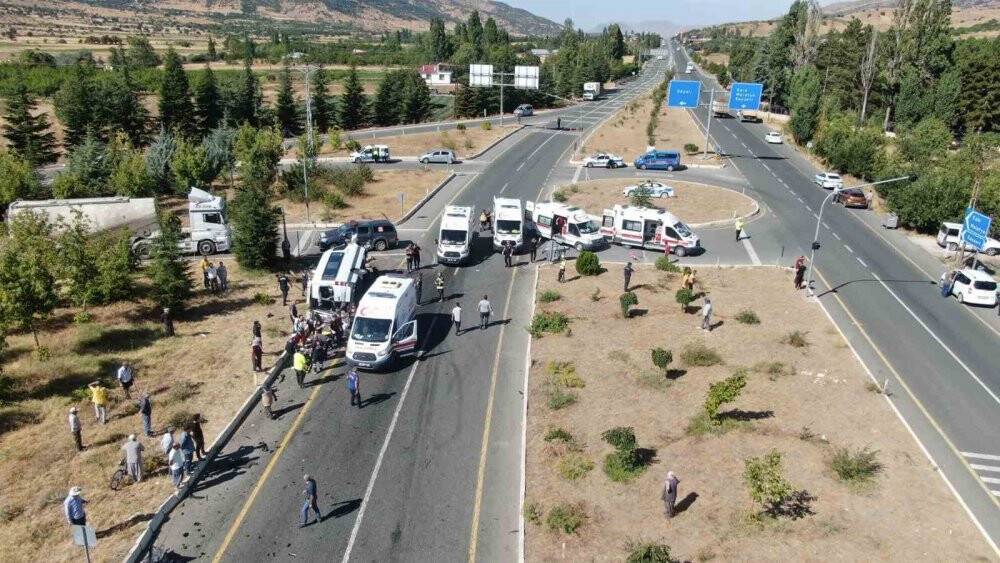 İçerisinde turistler vardı, otobüse çarptı: Onlarca yaralı var!