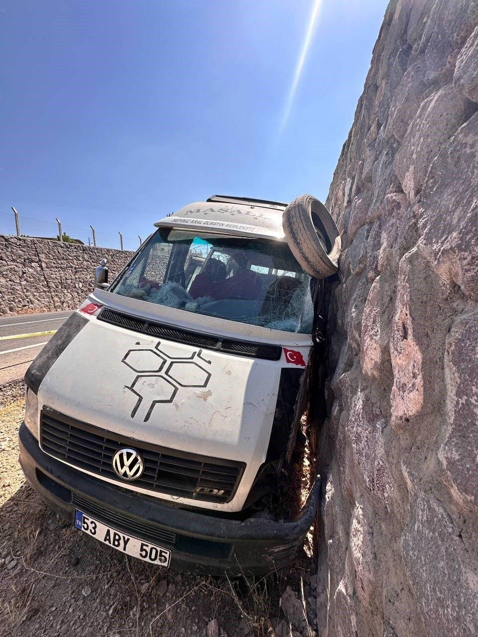 İşçileri taşıyan minibüs devrildi: Çok sayıda ölü ve yaralı var