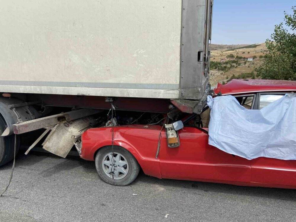 Konya'da otomobilin tıra çarptığı 1 kişinin yaşamını yitirdiği kazada 1 acı haber daha