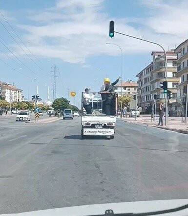 Konya'da baretli işçiler kamyonet kasasında oynadı! O anlar kamerada