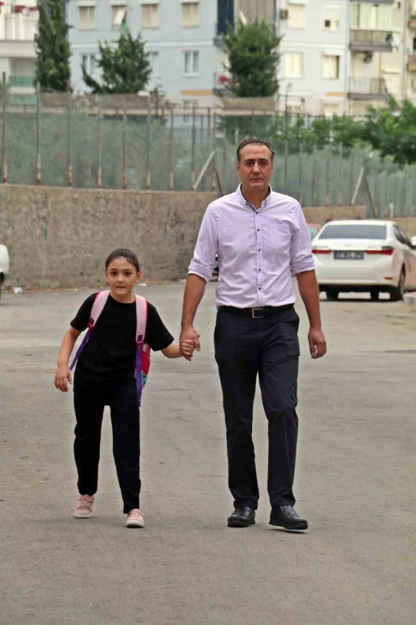 Protez bacağıyla ilk defa ders başı yaptı: Mutluluğu gözlerinden okunuyordu