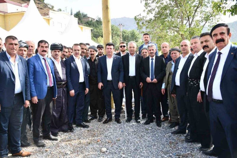 Aşiret düğününün takı masası