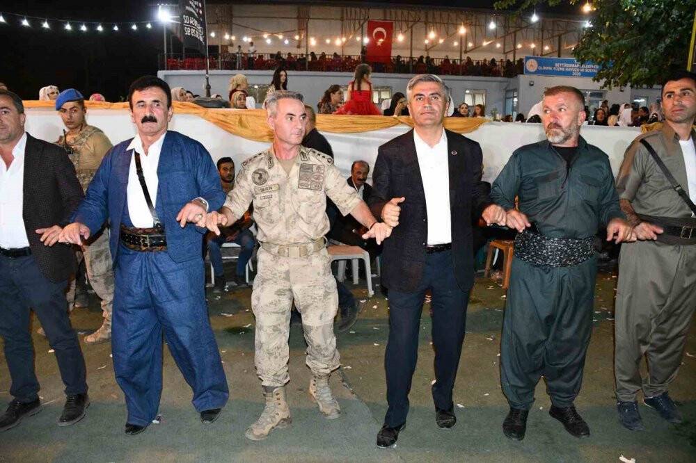 Aşiret düğününün takı masası