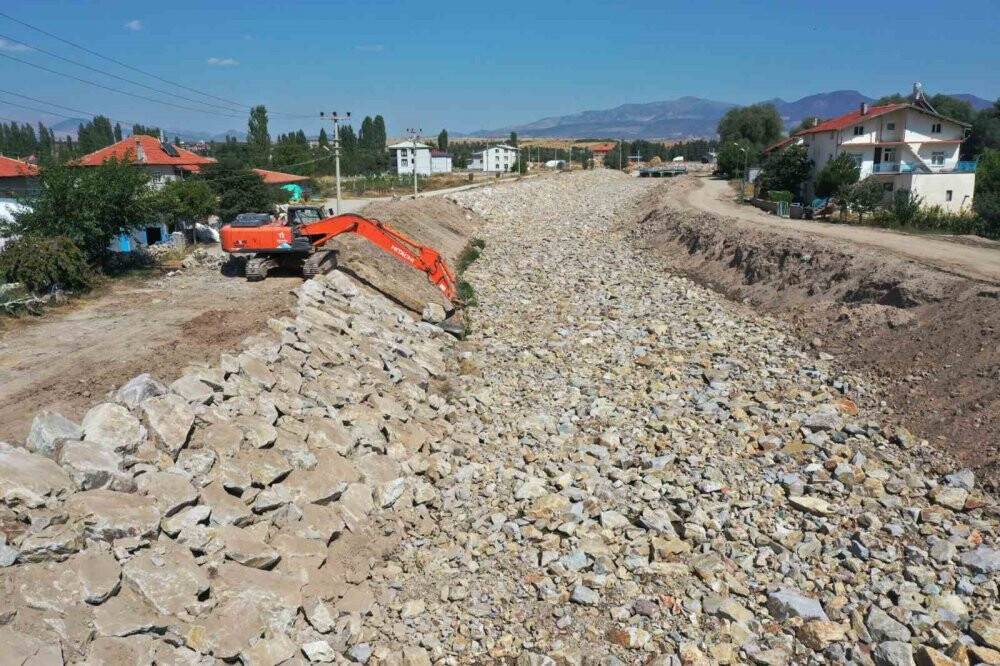 Beyşehir’in mahallesi taşkından korunuyor