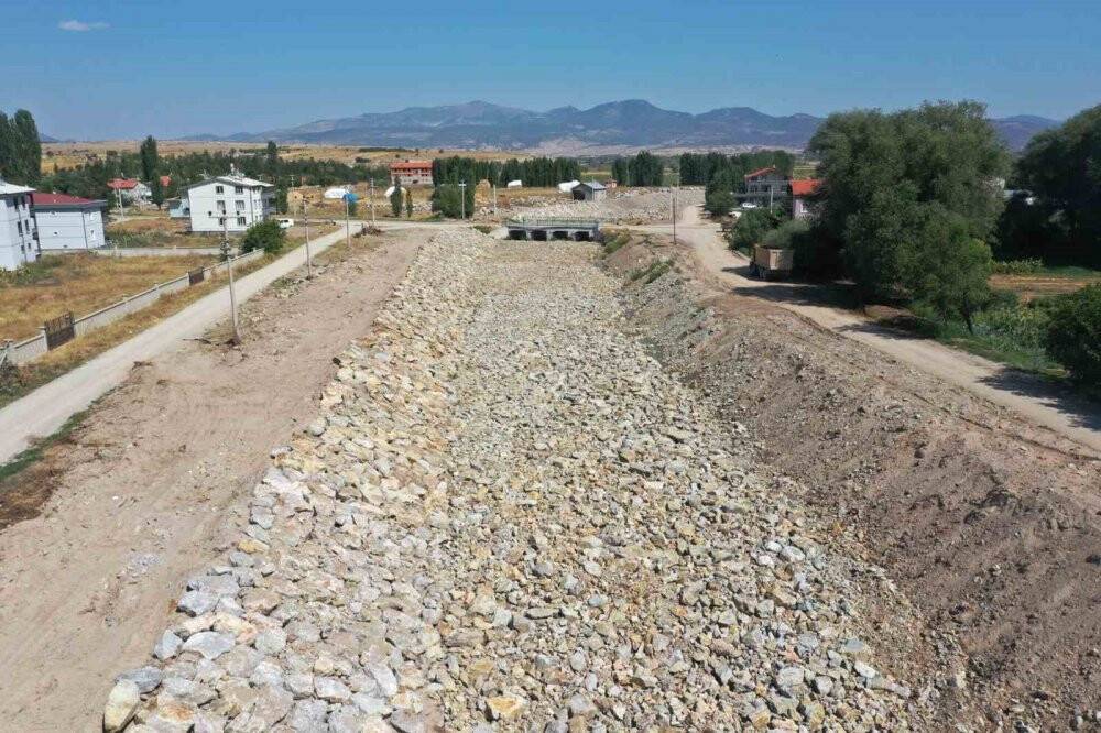 Beyşehir’in mahallesi taşkından korunuyor