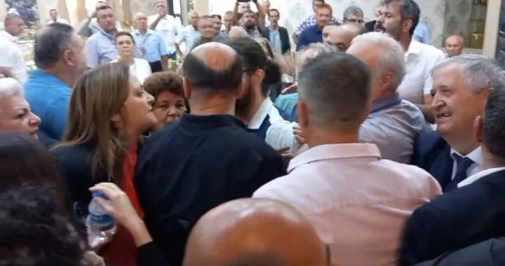 CHP kongresinde gerginliğe dayanmayan milletvekili bayıldı