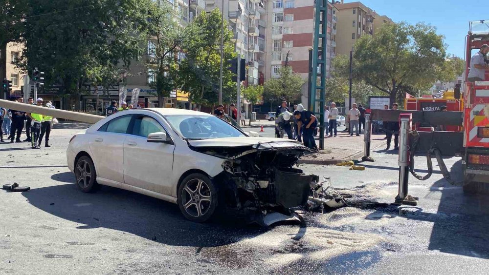 Konya'daki kazada otomobilin çarptığı direk, tramvay hattının tellerine devrildi