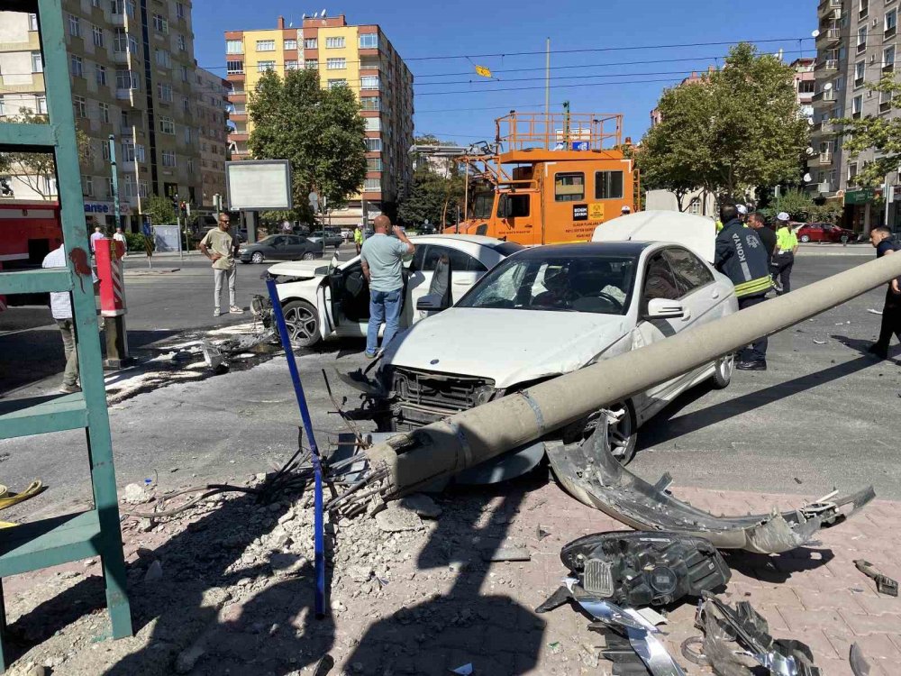 Konya'daki kazada otomobilin çarptığı direk, tramvay hattının tellerine devrildi