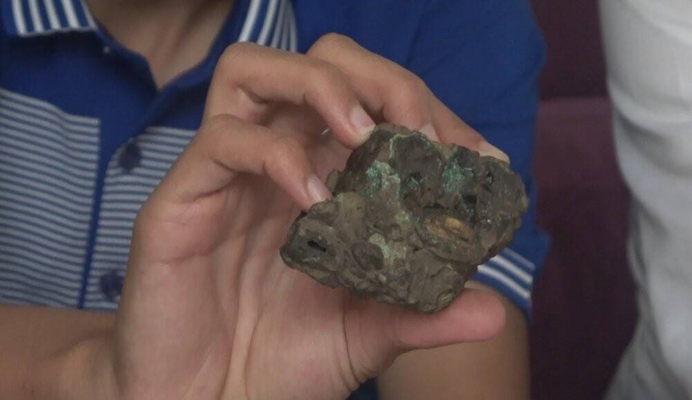 Bulduğu taşı satışa sundu: Milyonları istedi!