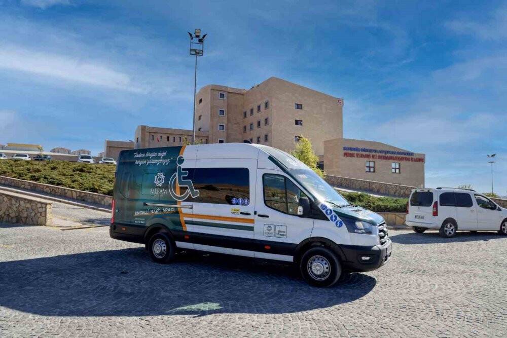 Meram Belediyesi engellileri istediği hastaneye götürüyor