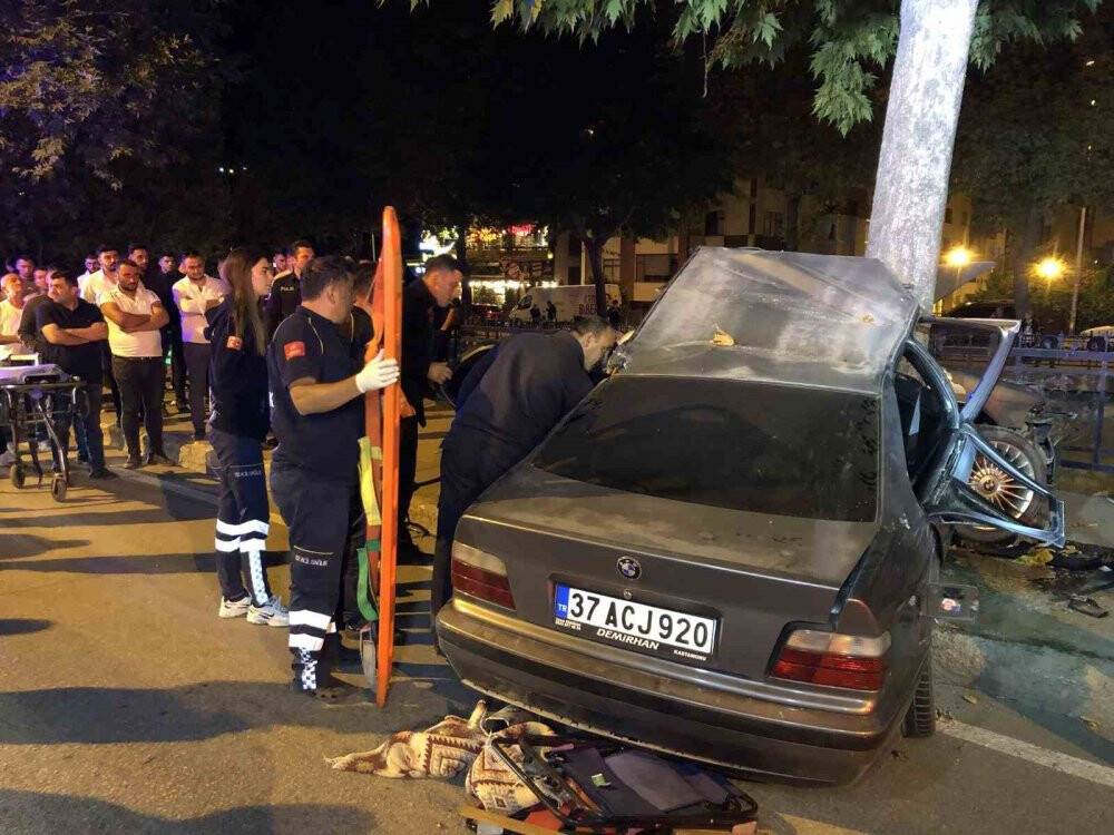 Ağaca çarpan otomobil ikiye bölündü