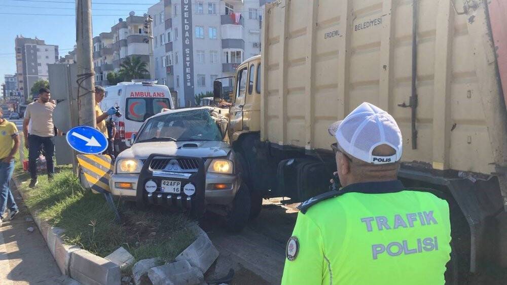 Çöp kamyonuyla otomobil çarpıştı: Ölü ve yaralılar var!