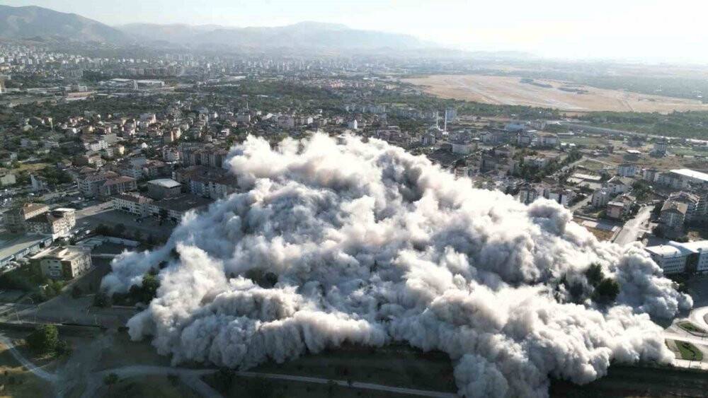 Dünyada ilk kez 15 katlı 9 blok tek seferde patlayıcı ile yıkıldı