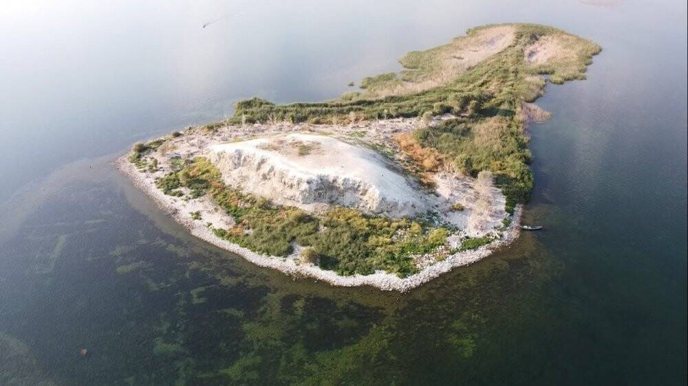 Efsanelere konu olan ada yapısıyla dikkat çekiyor: İçeresinde hiç bitki bulunmuyor