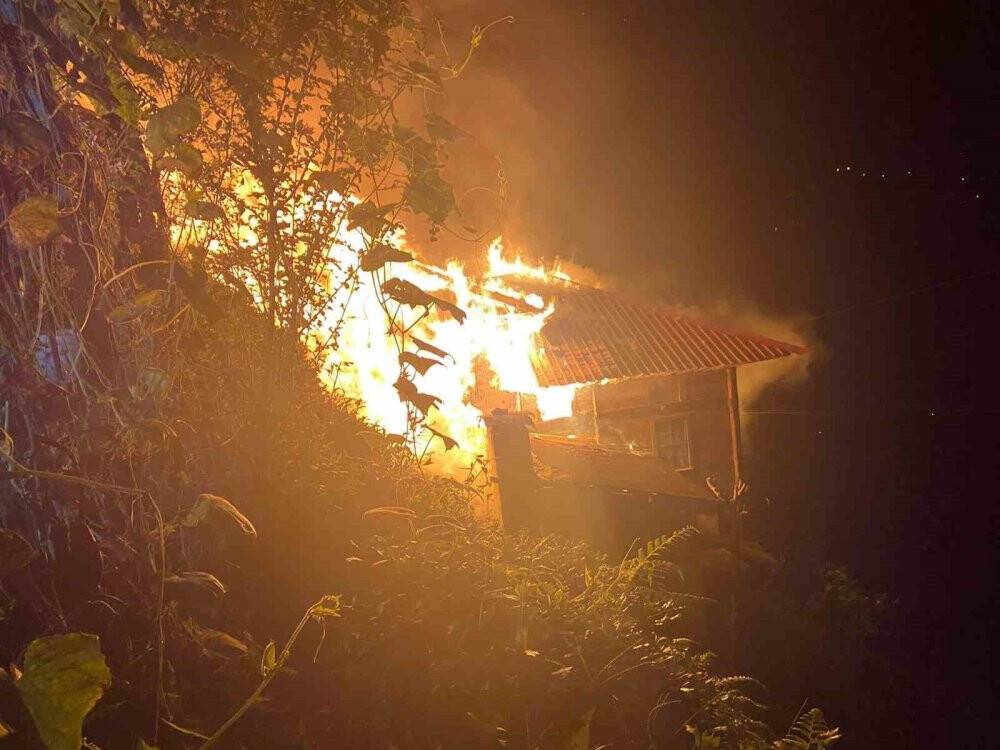 İki katlı evde yaşanan yangın panik ve korkuya neden oldu