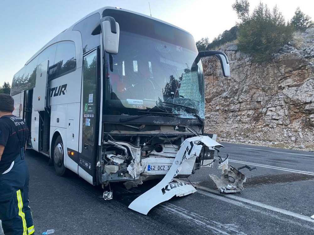 Konya-Antalya yolundaki otobüs kazası kamerada