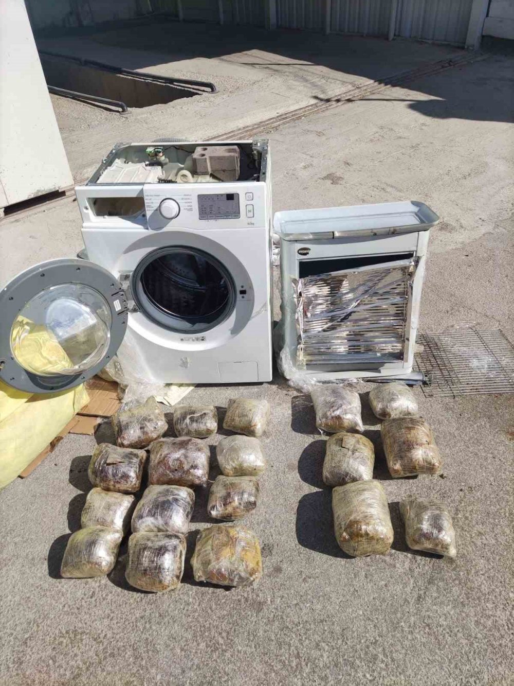 Konya'da araçtaki çamaşır makinesinden uyuşturucu çıktı
