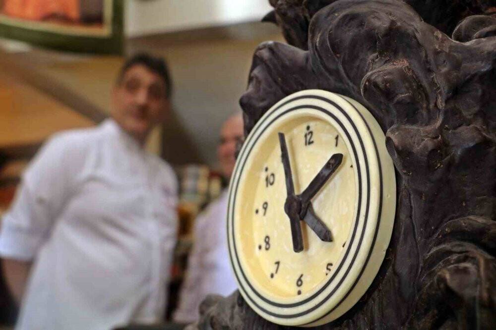 Mutfak şefi mesleğinde sınırları zorladı: Çikolatadan antika eşya yaptı