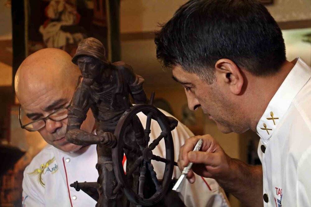 Mutfak şefi mesleğinde sınırları zorladı: Çikolatadan antika eşya yaptı