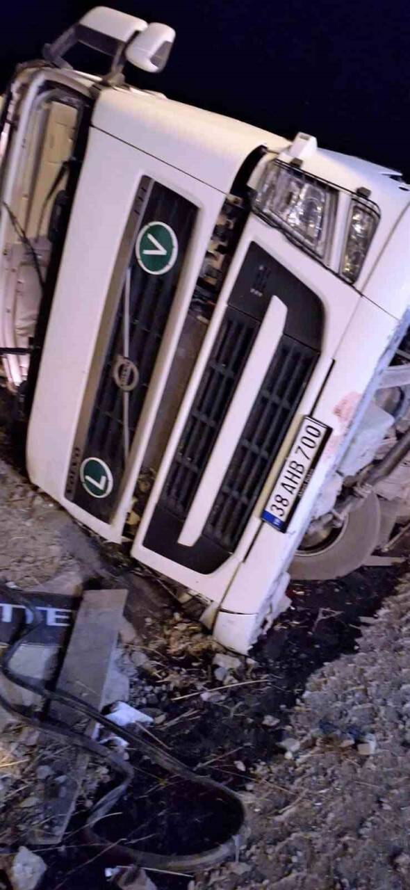 Konya'da büyükbaş hayvan taşıyan tır şarampole devrildi