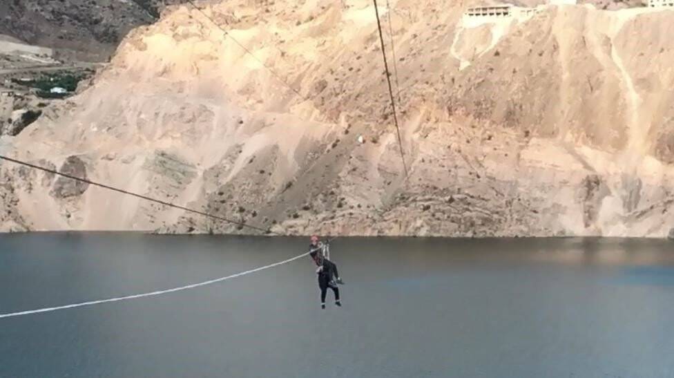 Belediye Başkanı zipline yapmak isterken mahsur kaldı