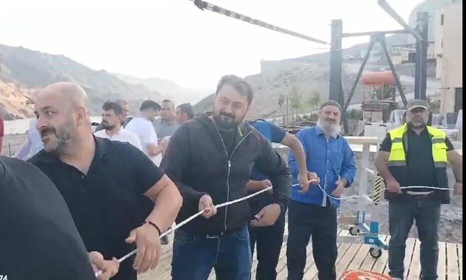 Belediye Başkanı zipline yapmak isterken mahsur kaldı