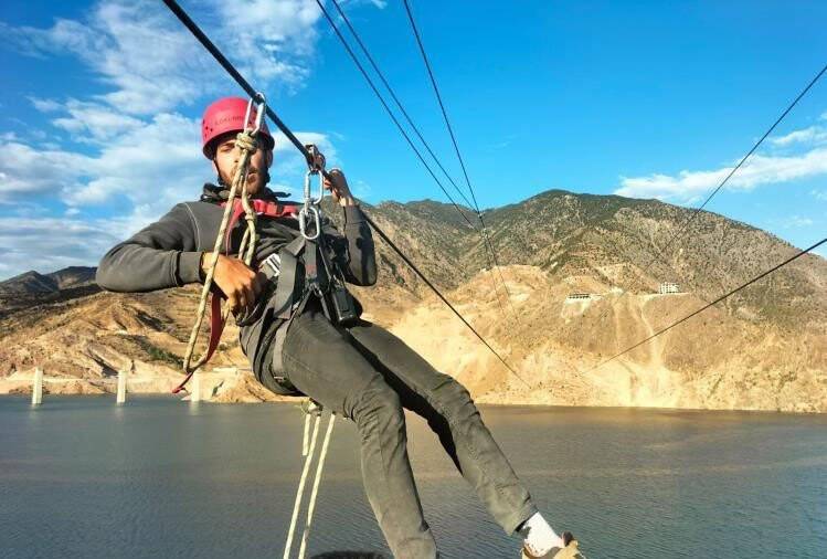 Belediye Başkanı zipline yapmak isterken mahsur kaldı