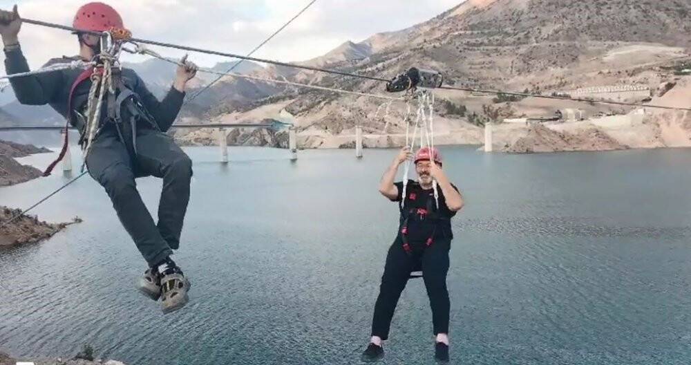 Belediye Başkanı zipline yapmak isterken mahsur kaldı