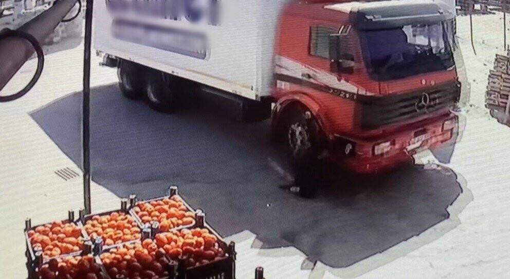 Kamyona binmek isterken canından oldu