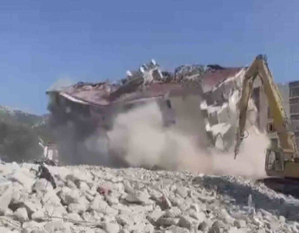 Kolonlarına zarar verildi: Yıkılma anları kayıt altına alındı