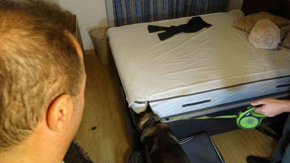 Aldığı ihbarı değerlendiren polis, yatak odasına girince gördüğü manzara ile şoku yaşadı