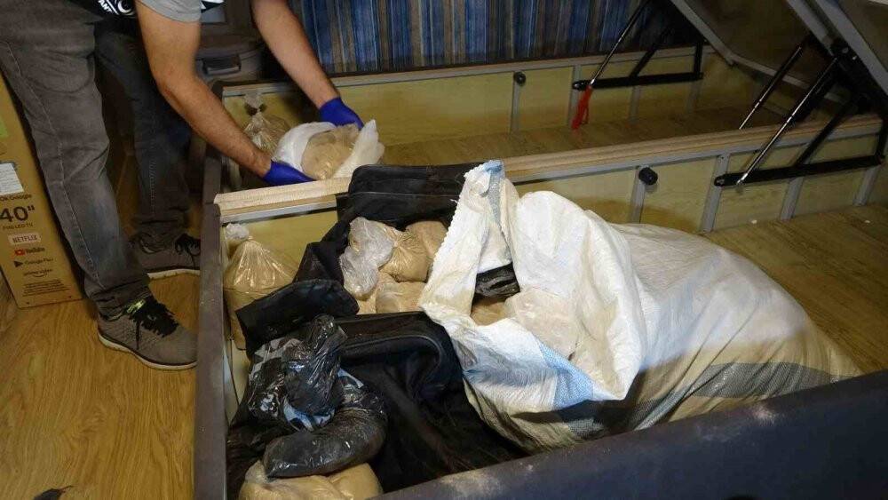 Aldığı ihbarı değerlendiren polis, yatak odasına girince gördüğü manzara ile şoku yaşadı