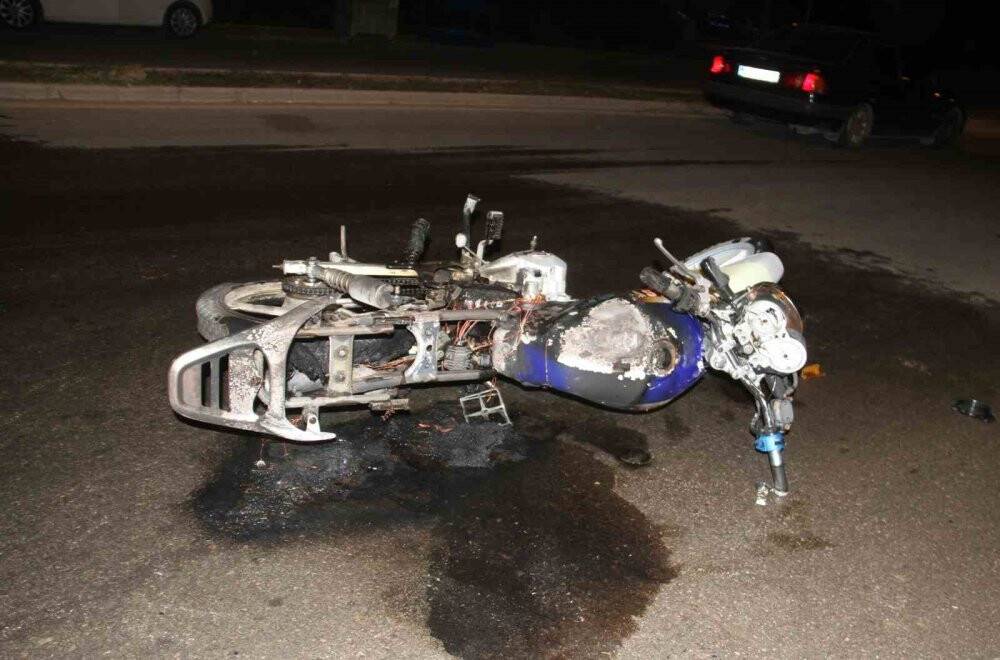 Beyşehir'de yol ortasında duran, motosiklet yandı