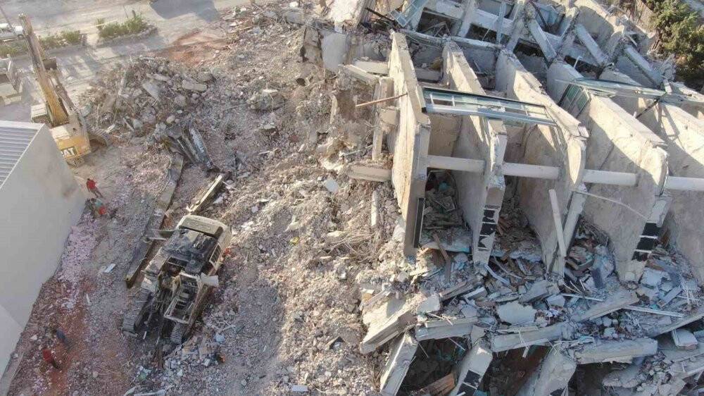 8 katlı bina çöktü: Enkazdan çıkarıldı