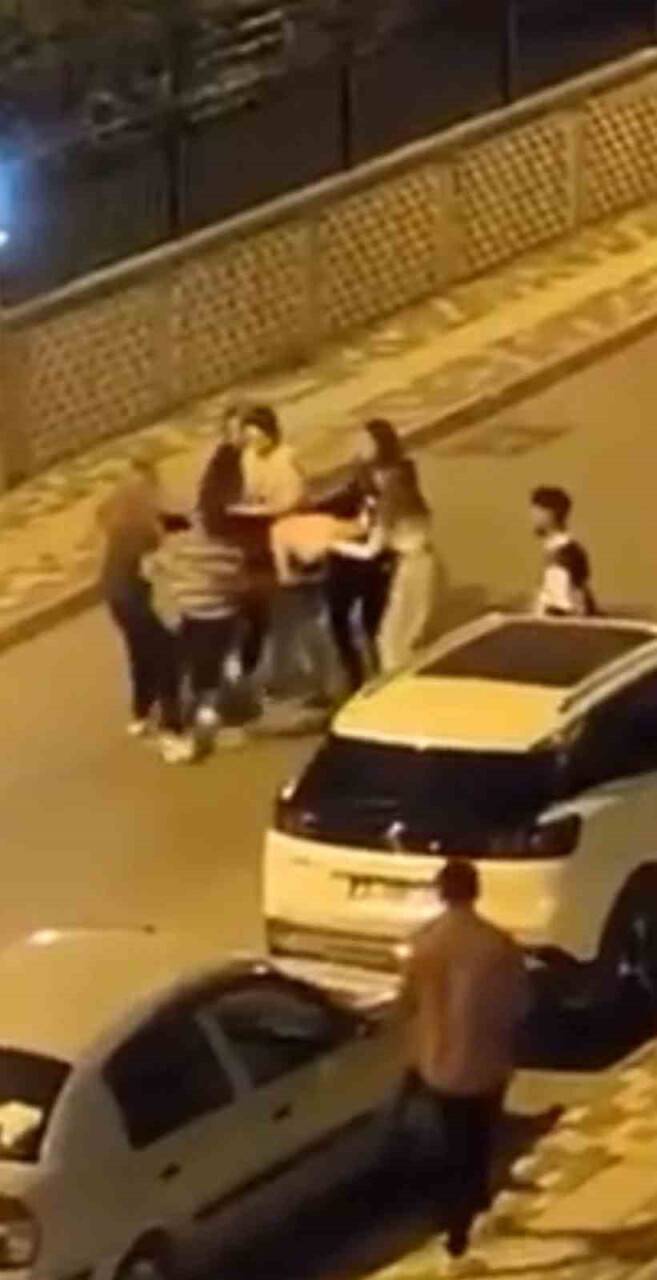 Onlar kavga etti: Erkekler seyirci oldu