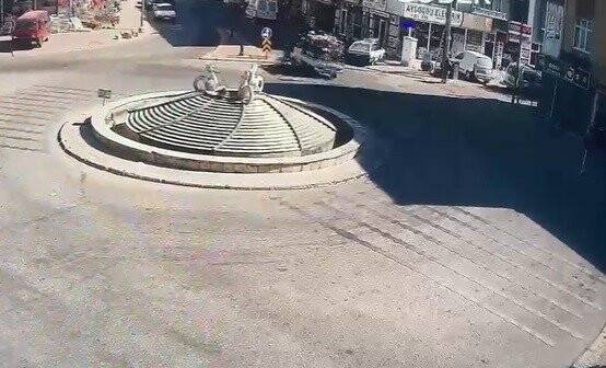 Kamyonet bisikletli çocuğa çarptı! Olay anı kameralara yansıdı