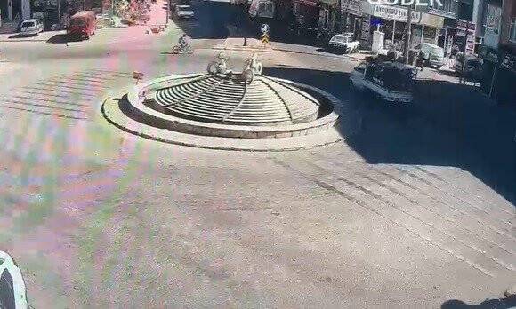 Kamyonet bisikletli çocuğa çarptı! Olay anı kameralara yansıdı