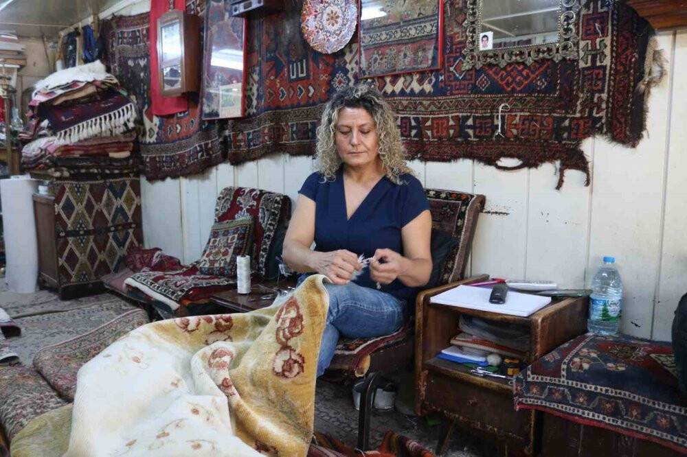 Antika halıların ustası: Eşinden öğrendiği mesleği 32 yıldır yapıyor