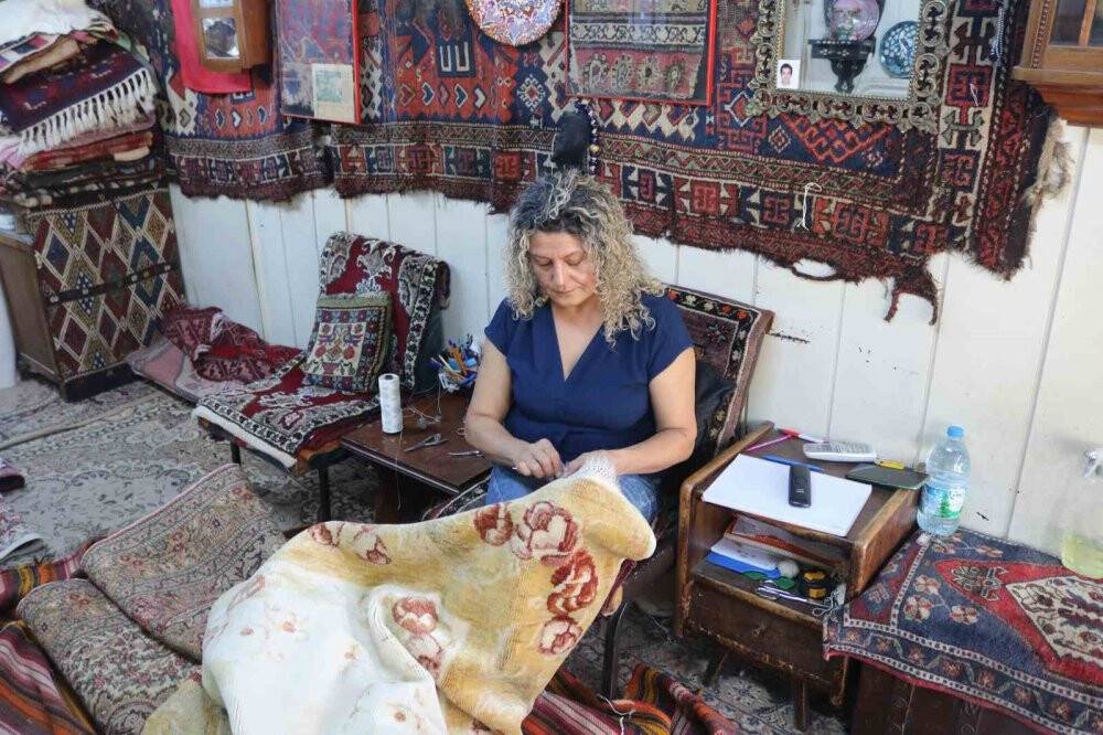 Antika halıların ustası: Eşinden öğrendiği mesleği 32 yıldır yapıyor