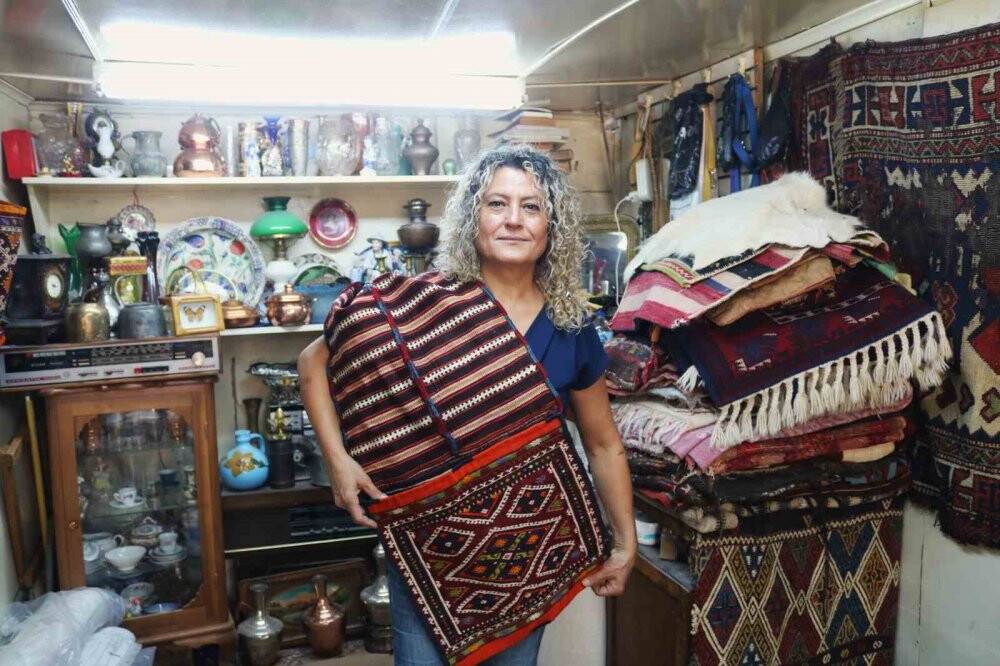 Antika halıların ustası: Eşinden öğrendiği mesleği 32 yıldır yapıyor