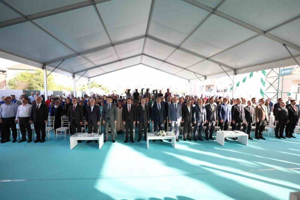 Konya Karatay’da 30 halı sahanın açılışı gerçekleştirildi